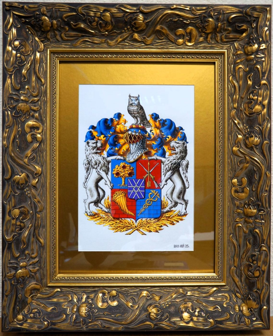 Фамильный герб в рамке со львами