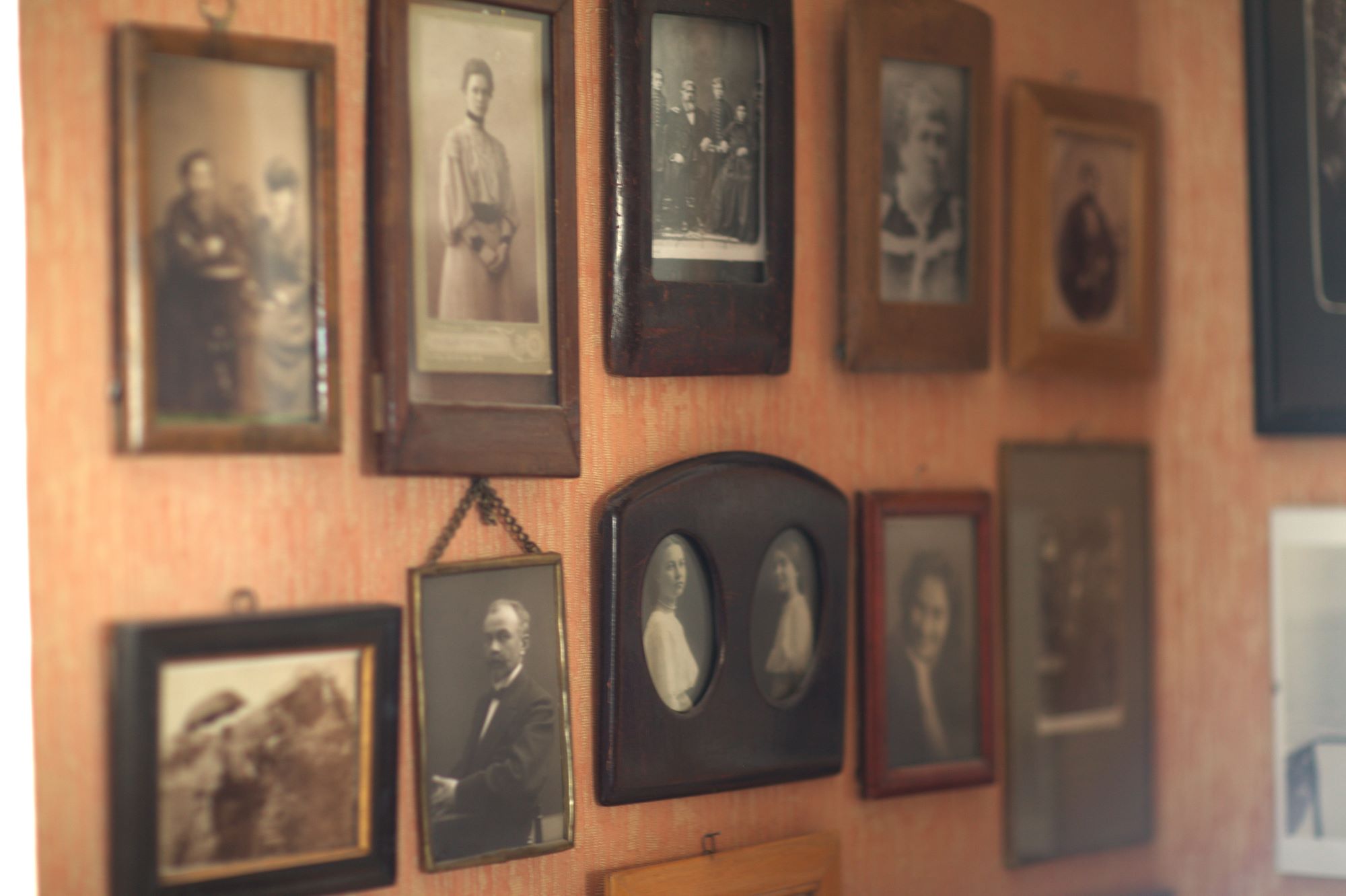 Старые семейные фото на стене