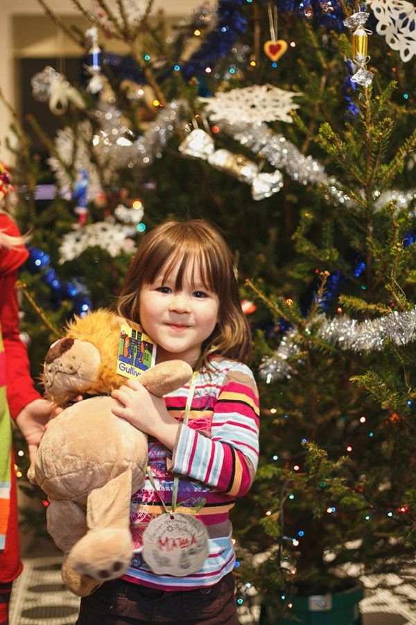 Девочка с плюшевым мишкой на мероприятии «Страна ожидания Рождества»