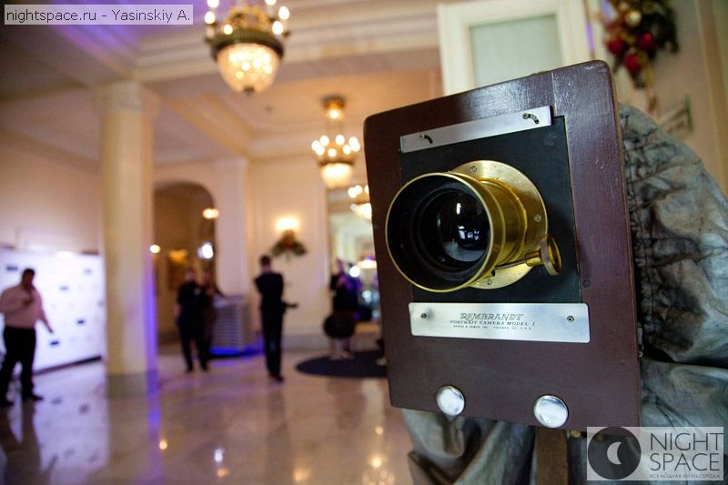 Старинный фотоаппарат от ДСТ «Кристиан» на открытии Клуба владельцев Bentley в Санкт-Петербурге