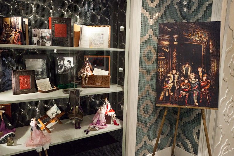 Экспозиция старинных предметов от Дома семейных традиций «Кристиан» на презентации Trinity de Cartier