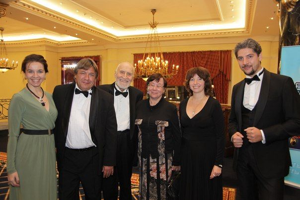 Михаил Шевелев с гостями на благотворительной Российской Ассамблее в отеле The Ritz-Carlton