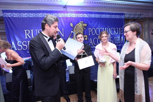 Михаил Шевелев вручает диплом на благотворительной Российской Ассамблее в отеле The Ritz-Carlton