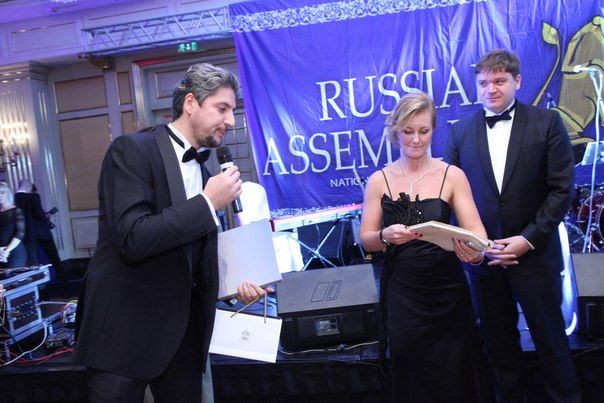 Михаил Шевелев из ДСТ «Кристиан» вручает сертификат на благотворительной Российской Ассамблее в отеле The Ritz-Carlton