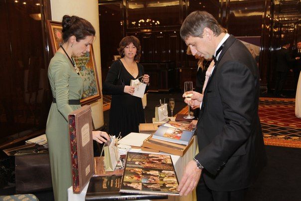 Родословные книги от ДСТ « Кристиан» на благотворительной Российской Ассамблее в отеле The Ritz-Carlton