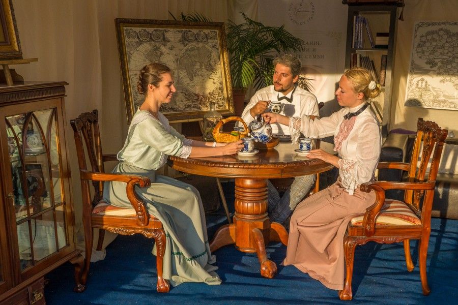 Михаил Шевелев пьет чай на фестивале исторической реконструкции «Времена и эпохи»