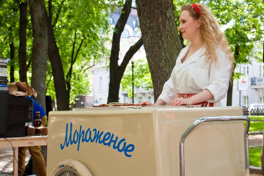 Продавец мороженного на городском празднике в Москве «Улица Истории»